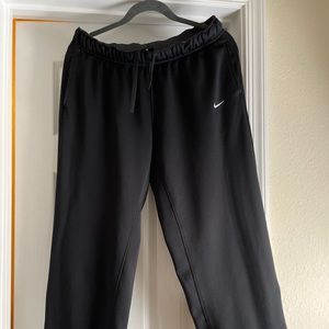 Women’s Nike therma fit sweatpants